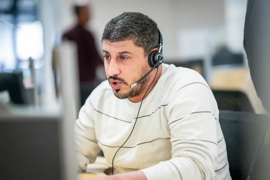 Conseiller au casque, en pleine conversation avec un client